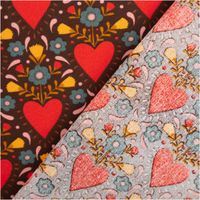 Baumwollstoff Popeline mit Herz und Blumen Motiv, Vorder- und Rückseite aufgeschlagen, Muster und Farben gut erkennbar